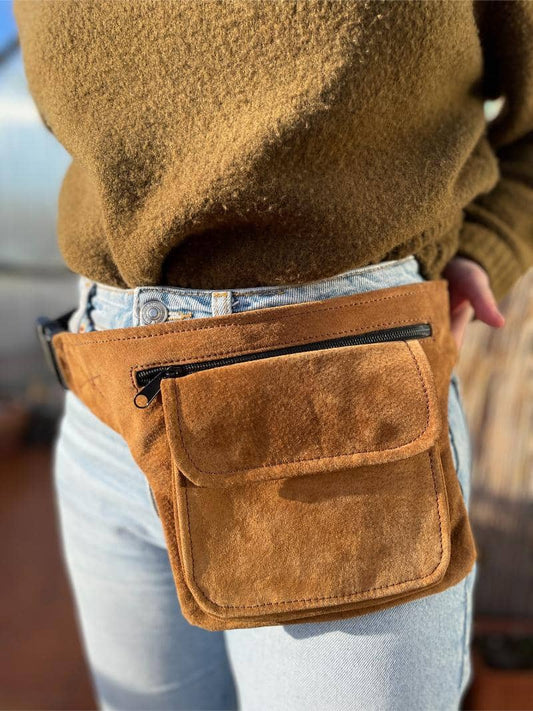 RIÑONERA DE PIEL CUADRADA "CARPINCHO"