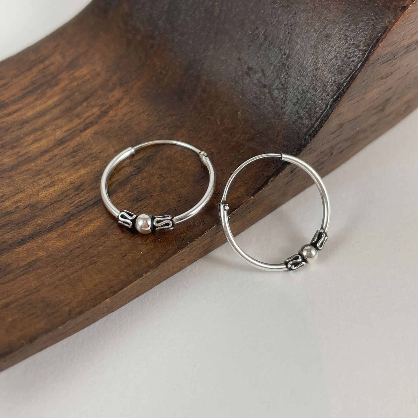 Aros Bali en plata de ley 925 de 18 mm.