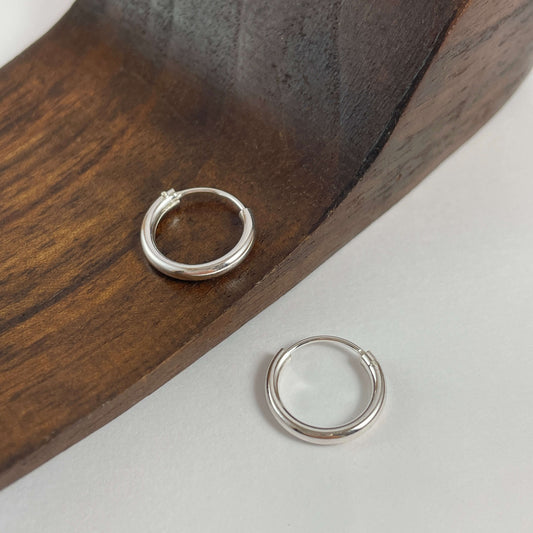 Aros en plata de ley 925 con diámetro de 14 mm y con un grosor de 2 mm