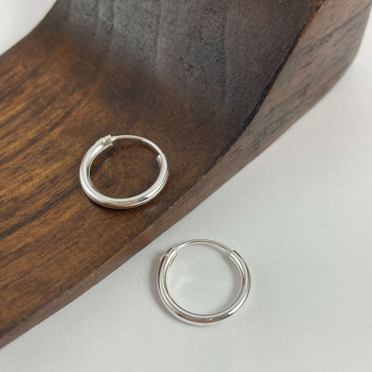 Aros en plata de ley 925 con diámetro de 16 mm y con un grosor de 2 mm