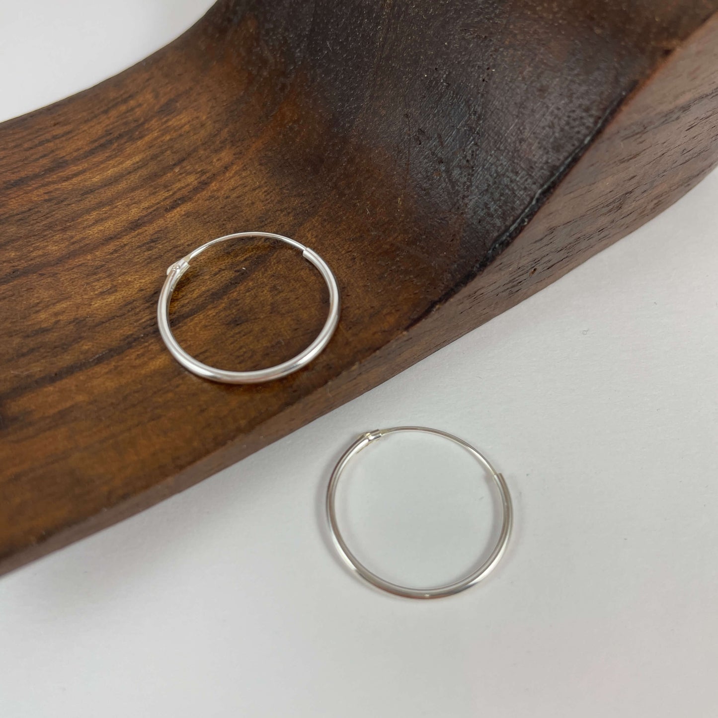 Aros en plata de ley 925 con diámetro de 18 mm y con un grosor de 1,2 mm