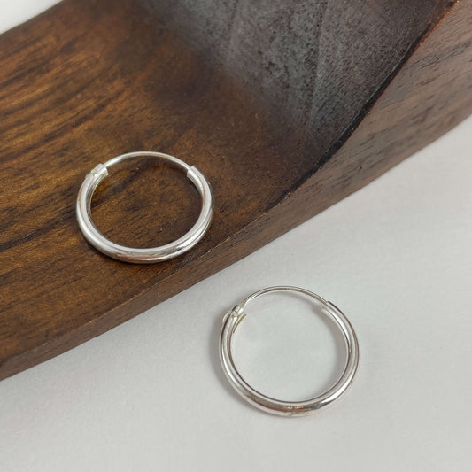 Aros en plata de ley 925 con diámetro de 18 mm y con un grosor de 2 mm