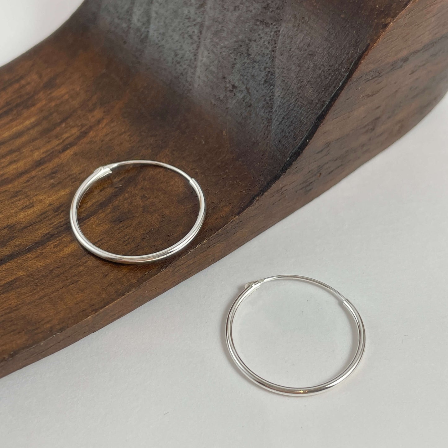 Aros en plata de ley 925 con diámetro de 20 mm y con un grosor de 1,2 mm
