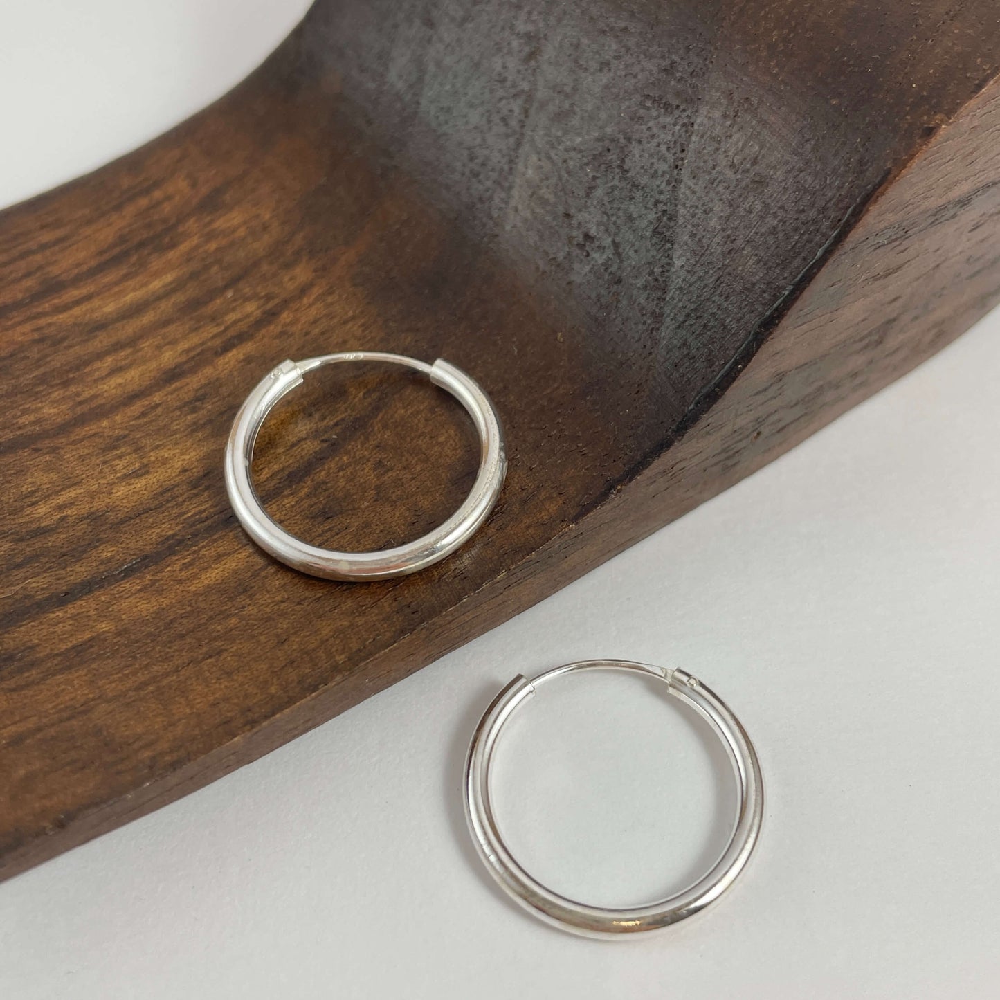 Aros en plata de ley 925 con diámetro de 20 mm y con un grosor de 2 mm