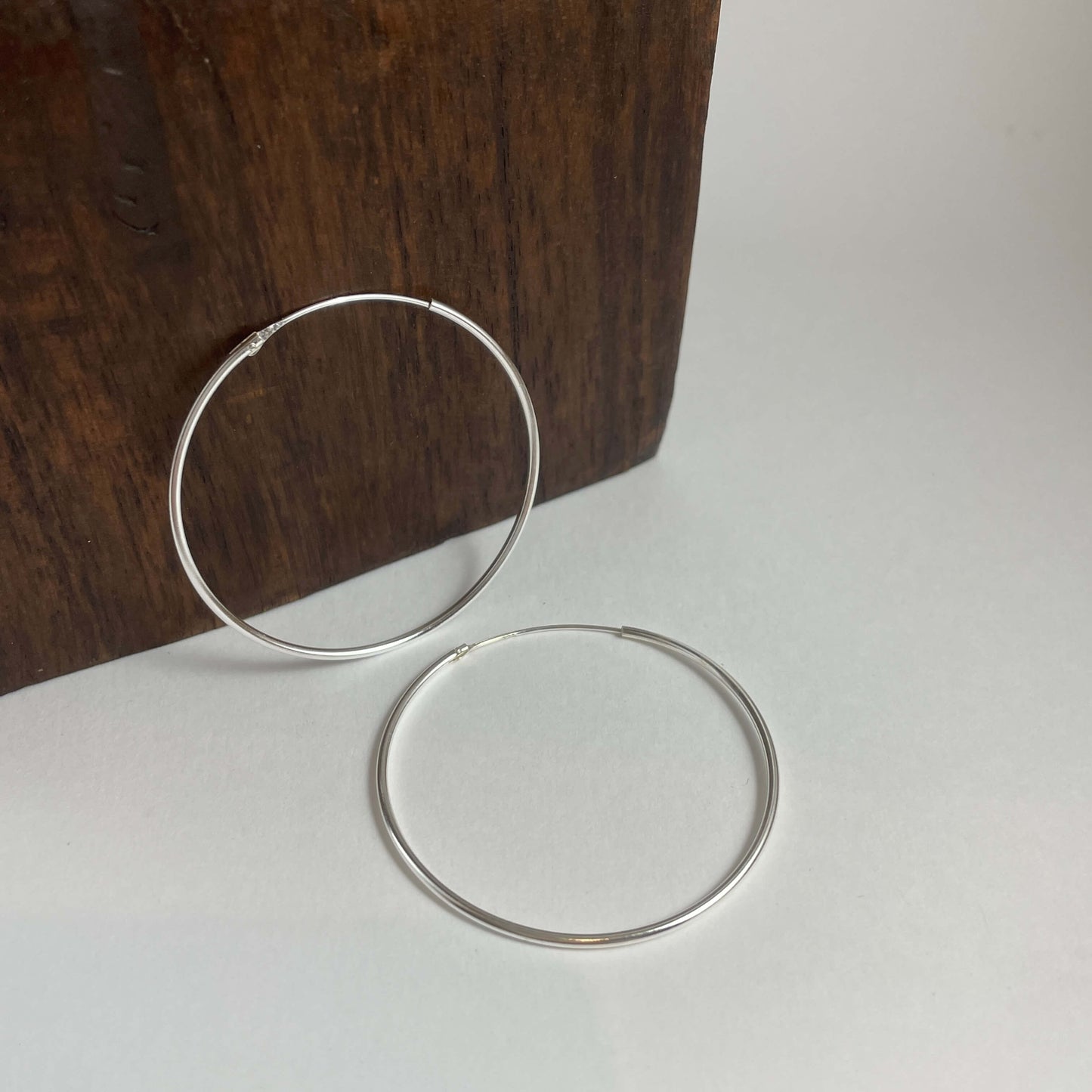 Aros en plata de ley 925 con diámetro de 40 mm y con un grosor de 1,2 mm