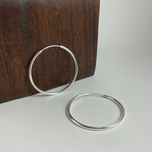 Aros en plata de ley 925 con diámetro de 40 mm y con un grosor de 2 mm