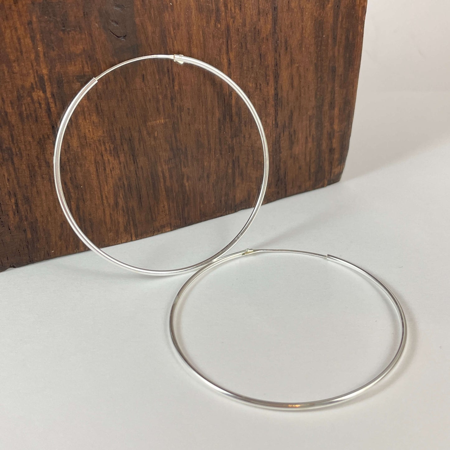 Aros en plata de ley 925 con diámetro de 50 mm y con un grosor de 1,2 mm