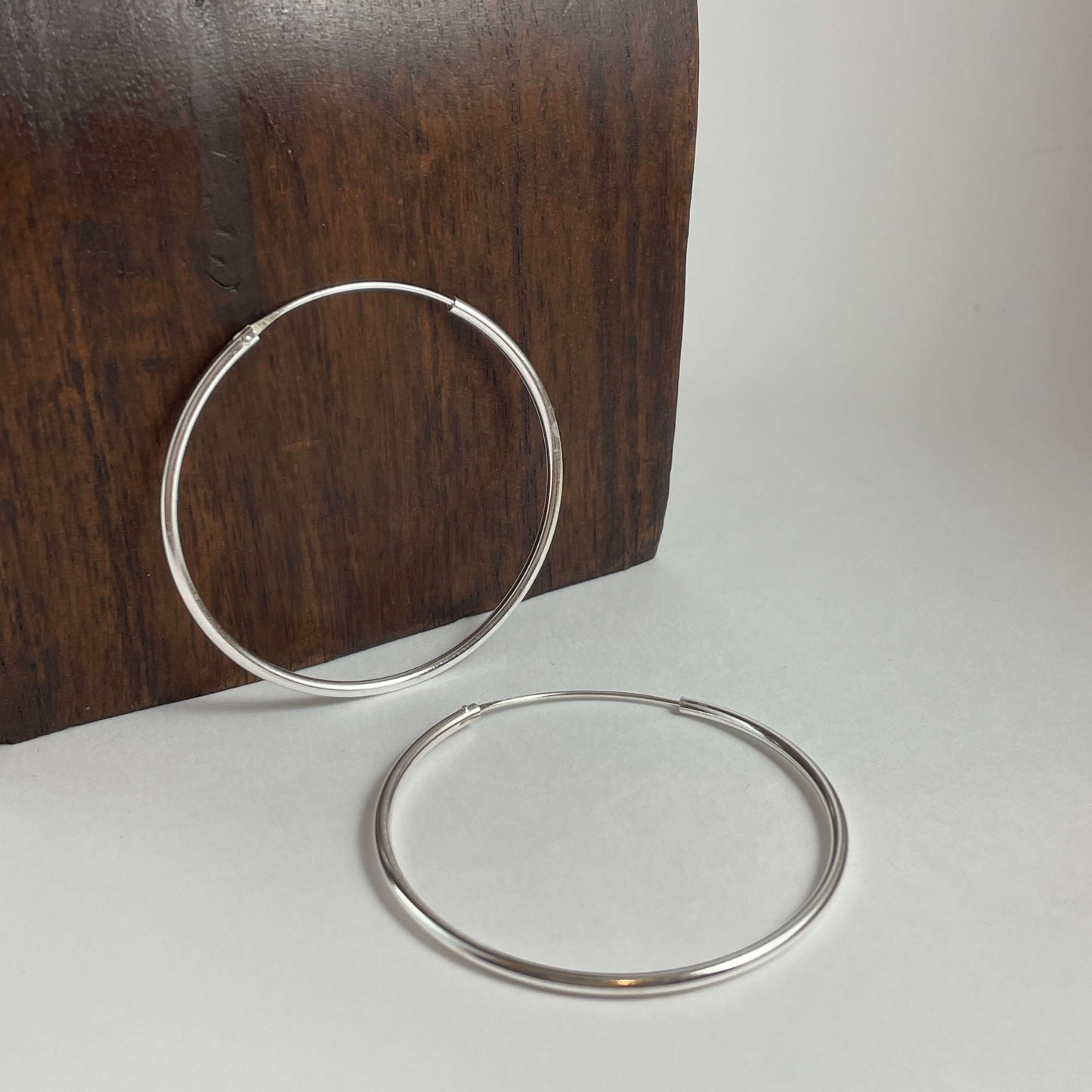Aros en plata de ley 925 con diámetro de 50 mm y con un grosor de 2 mm