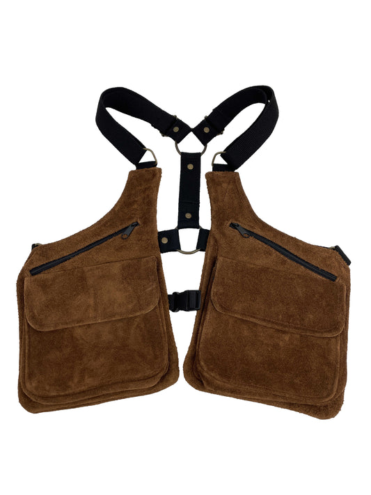 Detalle cartuchera artesanal hecha en ante color marrón claro