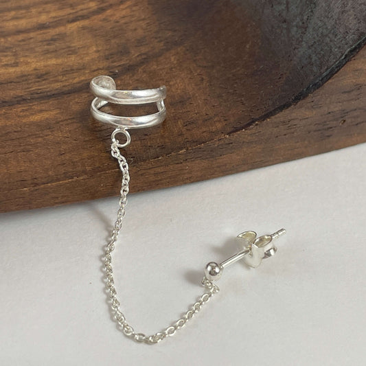 Pendiente de plata para el cartílago unido con una cadena