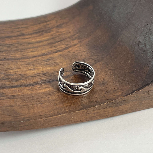 Pendiente de plata para el cartílago con diseño de olas