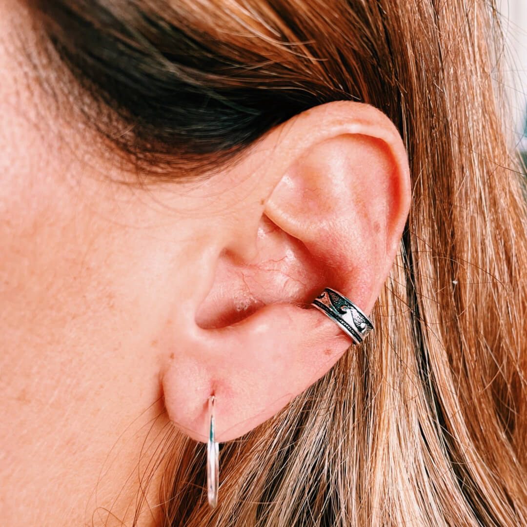 Pendiente de plata para el cartílago con diseño de olas