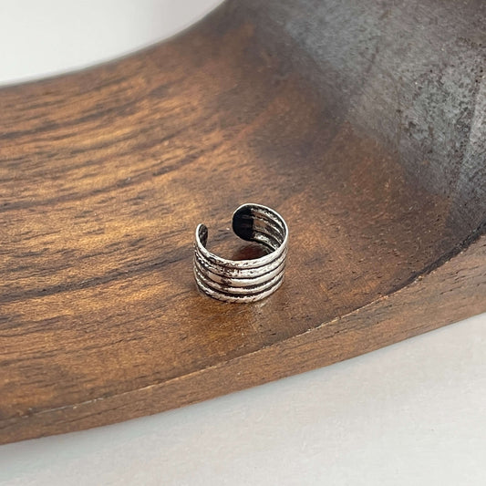 Pendiente de plata para el cartílago con efecto gastado