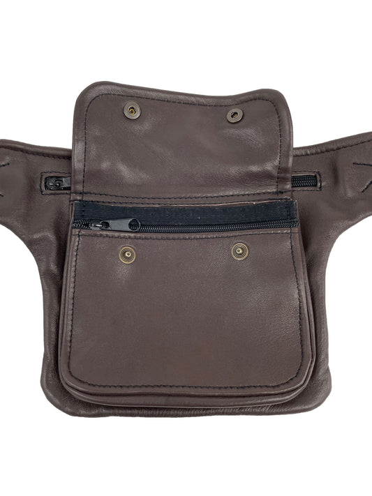 Riñonera artesanal hecha en cuero con forma cuadrada y en color marrón