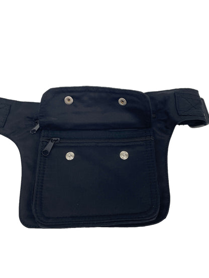 Detalle bolsillos en riñonera hecha en tela con forma cuadrada en color negro 