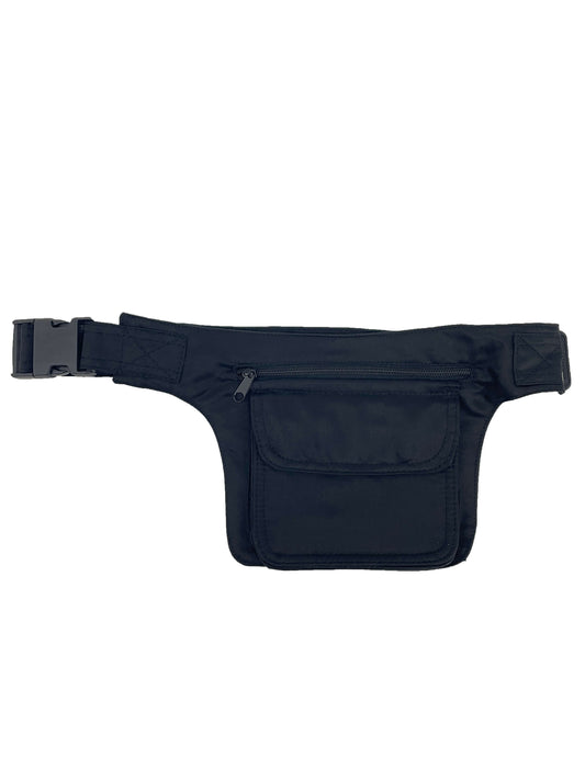 Riñonera hecha en tela con forma cuadrada y en color negro