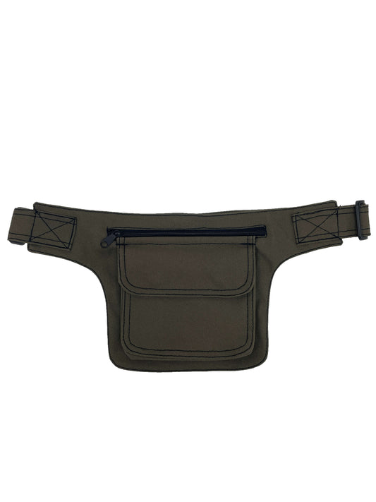 Riñonera hecha en tela con forma cuadrada y en color verde