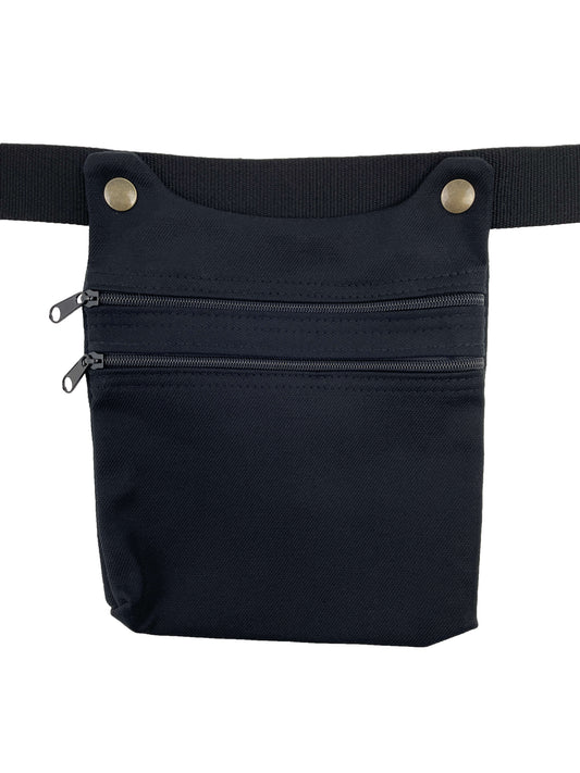 Riñonera hecha en tela con dos cremalleras en color negro