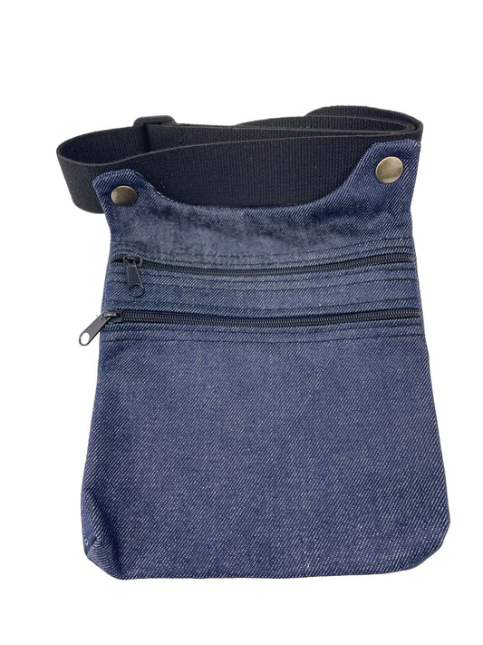 Riñonera hecha en tela tejana con dos cremalleras