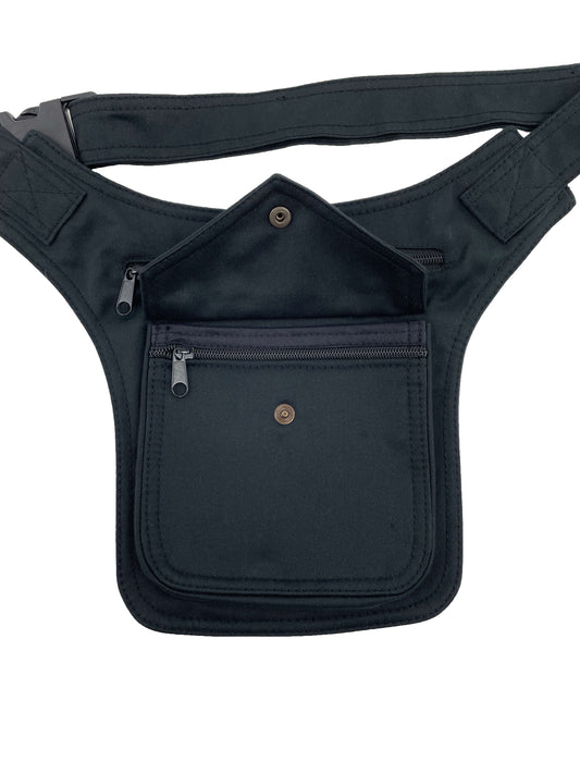 Riñonera hecha en tela en color negro