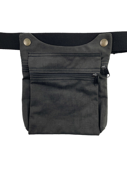 Riñonera con solapa hecha en tela en color gris
