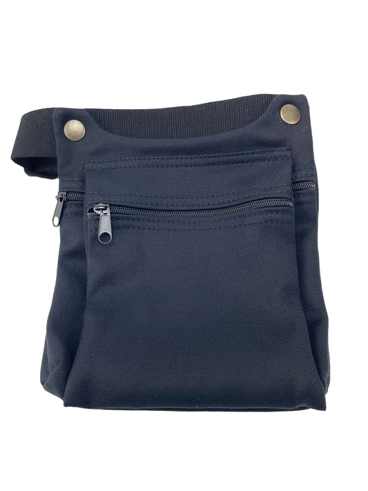 Riñonera con solapa hecha en tela en color negro