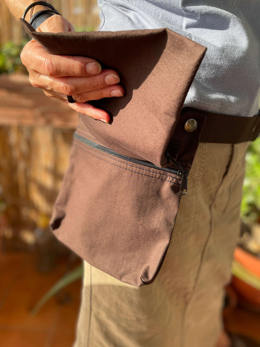 Riñonera con solapa hecha en tela en color marrón