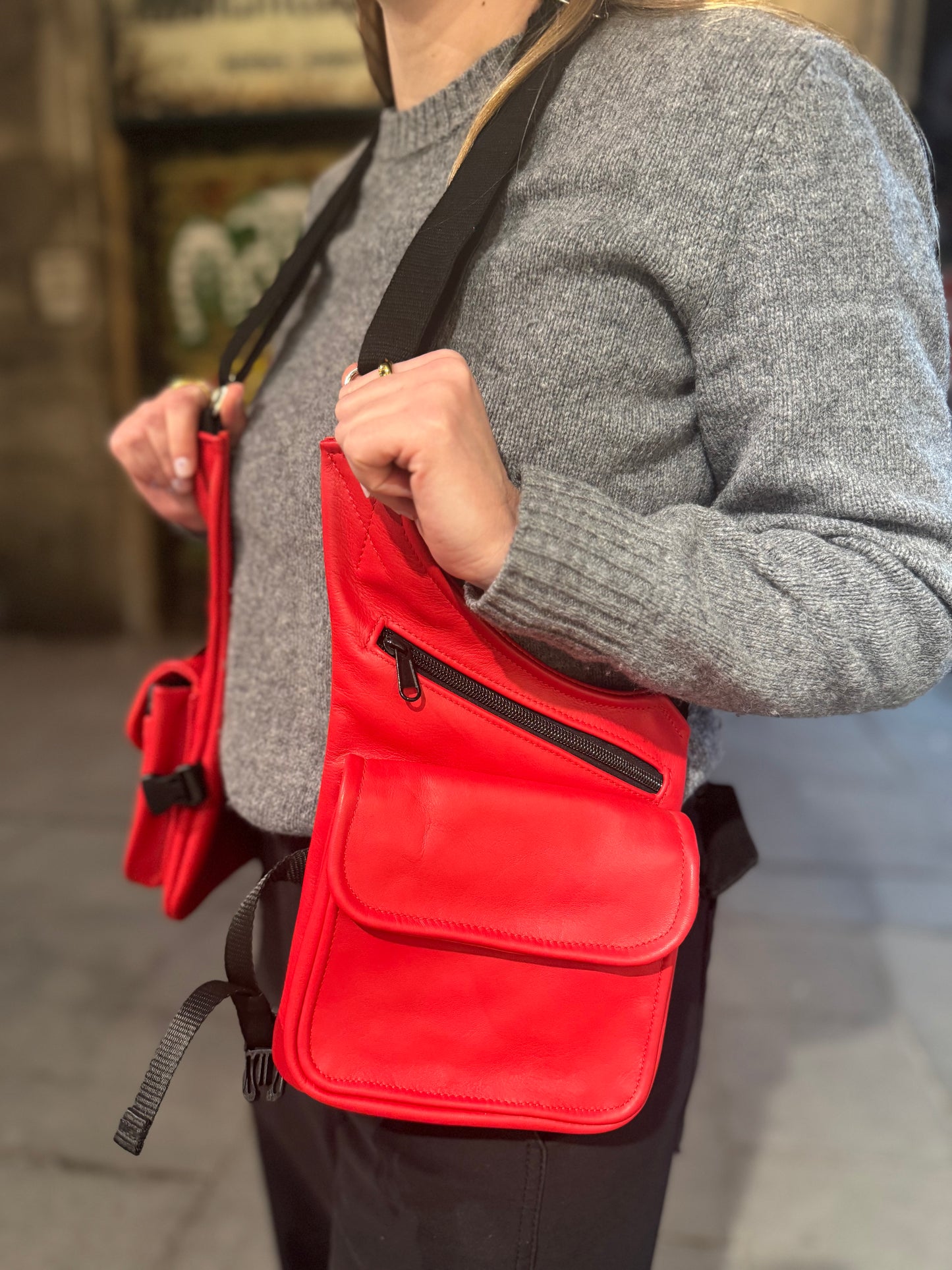 PISTOLERA DE PIEL "CARGO ROJA"