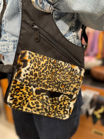Detalle bolsillo riñonera pistolera de leopardo 