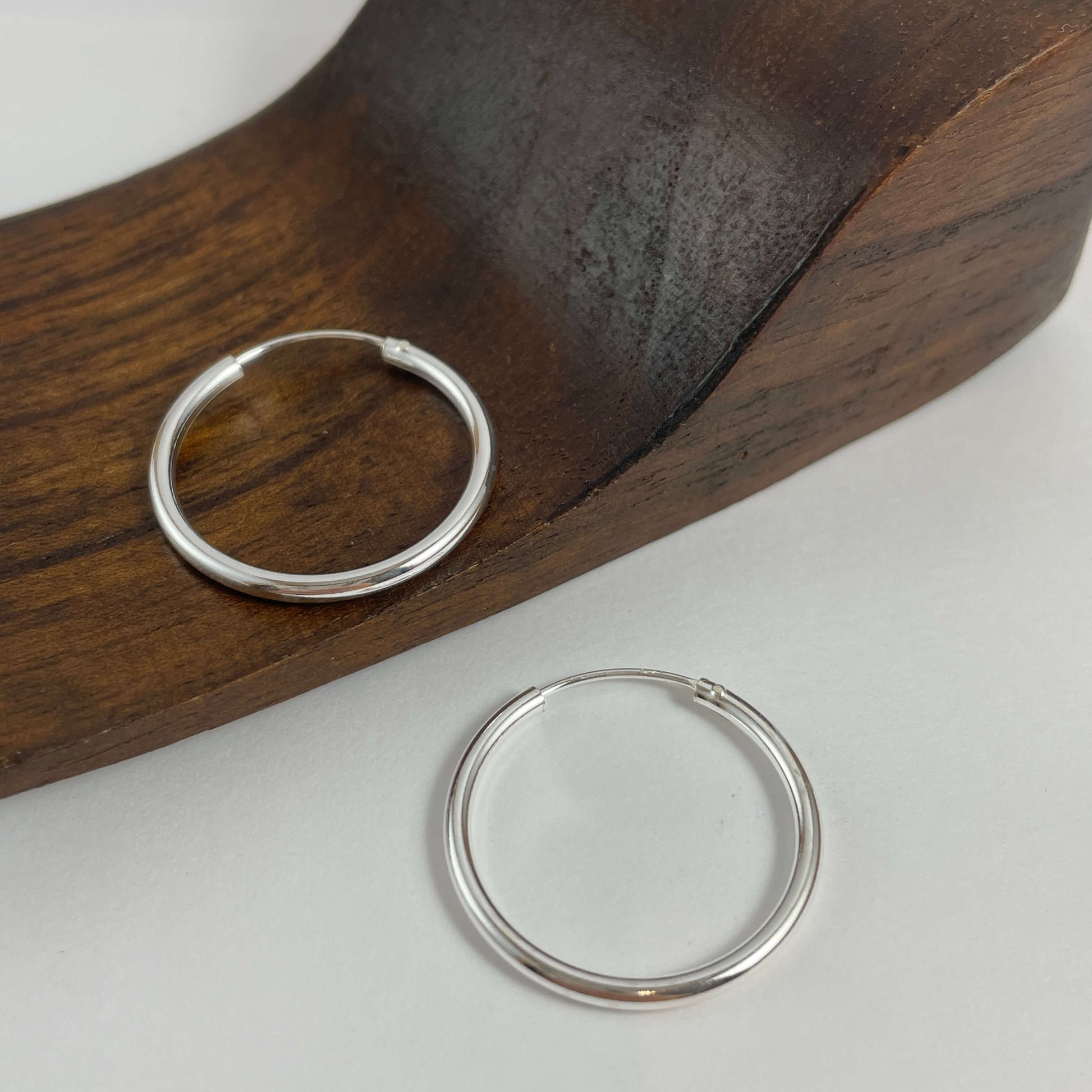 Aros en plata de ley 925 con diámetro de 25 mm y con un grosor de 2 mm