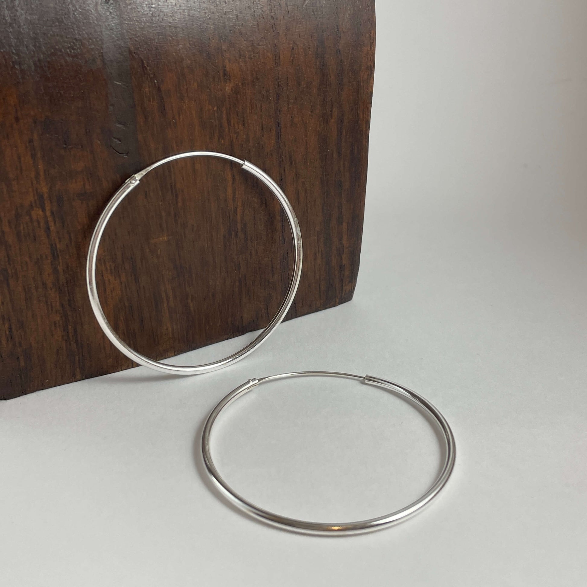 Aros en plata de ley 925 con diámetro de 50 mm y con un grosor de 2 mm